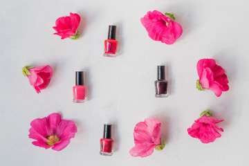Obraz na płótnie Canvas Flat lay pattern with pink flowers and female cosmetics