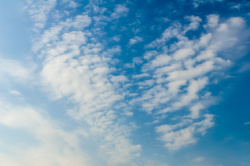 Blauer Himmel mit weißen Wolken 