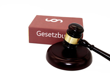 Justiz Figur und Richterhammer auf weißem Hintergrund