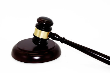 Justiz Figur und Richterhammer auf weißem Hintergrund