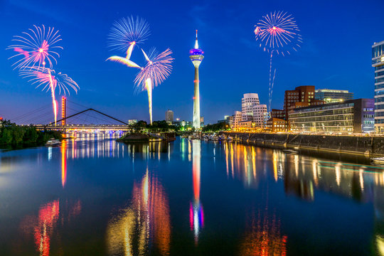 Feuerwerk &uuml;ber der Skyline von D&uuml;sseldorf. Spiegelungen im Hafenbecken zu Sylvester, Japantag, Kirmes.