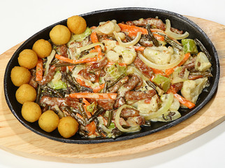 Malaysian-style beef stew (deep-fried beef tenderloin with fern, bacon, broccoli, cauliflower, onion and carrot in cream served in a pan)