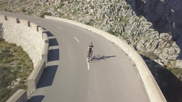 drumrum Fahrradfahrerin auf der Strasse, Cycling Girl Mallorca auf einem Rennrad