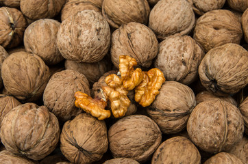 Walnut kernels and whole walnuts.