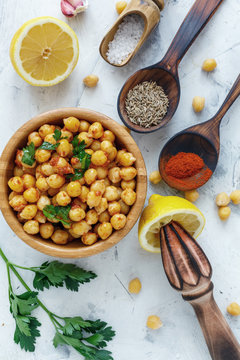 Fototapeta Spicy appetizer of boiled chickpeas.