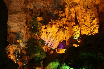 Gruta Thien Cung, Bahía de Halong, Vietnam