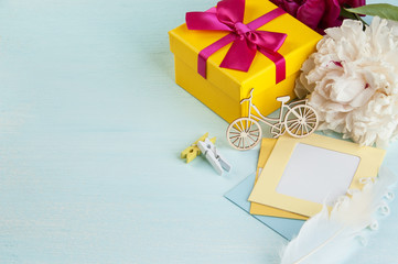 Blank note, yellow gift box with bow