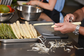 Spargel schälen und kochen