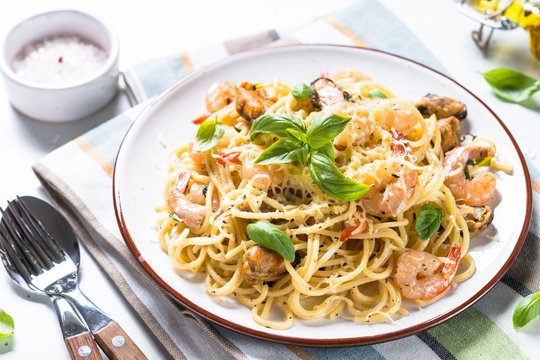 Pasta spaghetti with seafood and cream sauce.