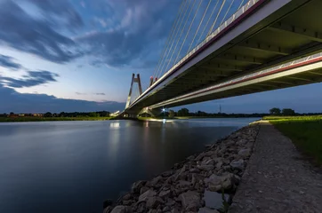 Rolgordijnen moderne brug over de rivier de Vistula, Krakau, Polen, & 39 s nachts verlicht © tomeyk