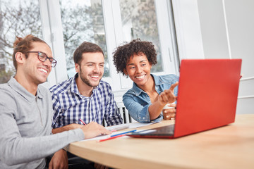 Drei Studenten freuen sich über Social Media