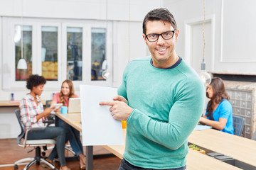 Fototapeta premium Junger Mann als Business Berater im Büro