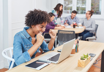 Start-Up Business Frau im Coworking Büro freut sich