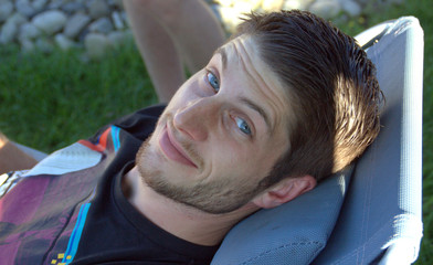 beau jeune homme de 27 ans,portrait,détente dans le jardin