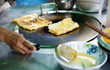 Crispy roti bread Put the egg in a pan to make Sold in the markets of Songkhla Province, Thailand