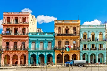 Crédence en verre imprimé Havana Vieilles maisons colorées vivantes à travers la route au centre de Hava
