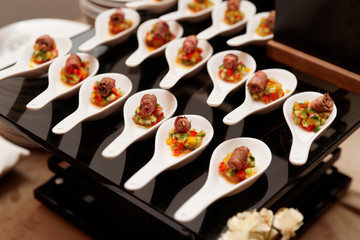 Small rolls of roast beef with vegetables