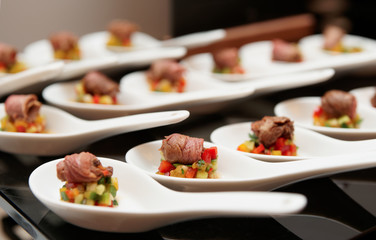 Small rolls of roast beef with vegetables