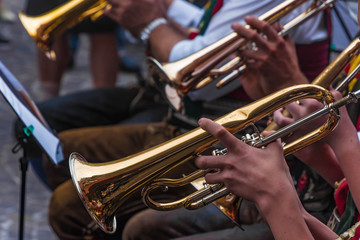Obraz na płótnie Canvas Trompeten beim Blasmusikkonzert, Nahaufnahme