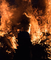 Feuerwehrmann vor großem Feuer 