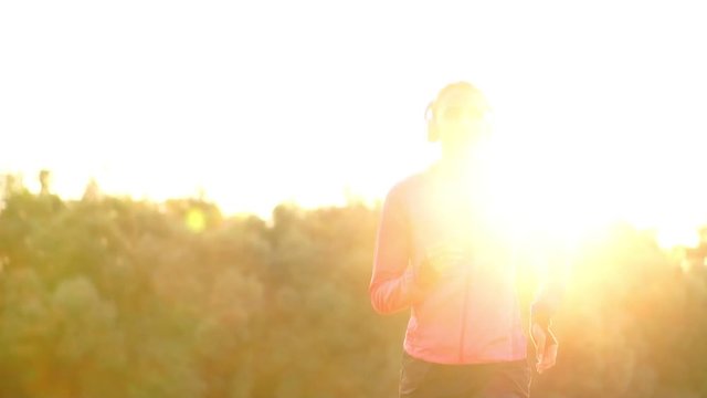 A morning jog in the Park near the pond in the Sunny rays of dawn, the girl is preparing to Mariano and lead a healthy lifestyle