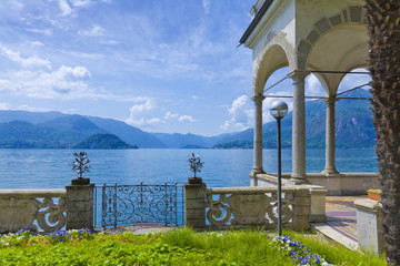 Blick vom Park der Villa Monastero auf den Comer See 