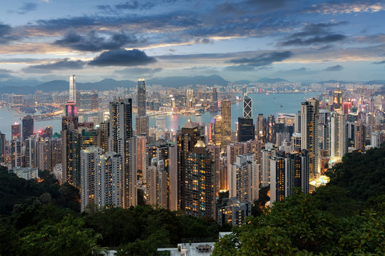 Die bunt beleuchtete Skyline von Hongkong nach Sonnenuntergang am Abend