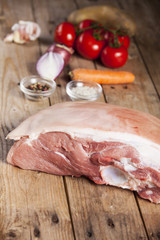 rohes Schweinefleisch auf Holz