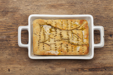 italienisches Focaccia-Brot auf Holz