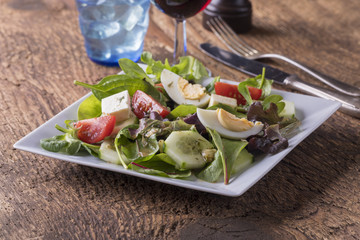 Salat mit Schafskäse und Eier und Rotwein