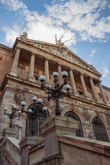 Fachada de edificio museo antiguo