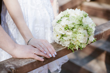 Obraz na płótnie Canvas Wedding bouquet with rings on a tree