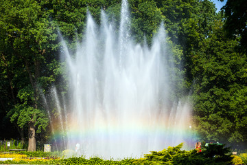 Naklejka premium rainbow on the background of spray fountain