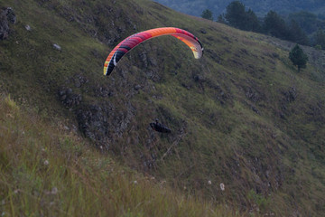 Paraglider voando 