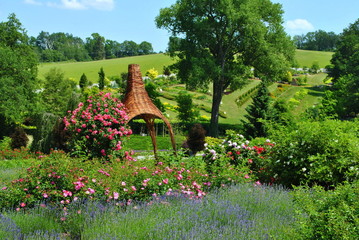 Kwitnący ogród z wiklinową altaną