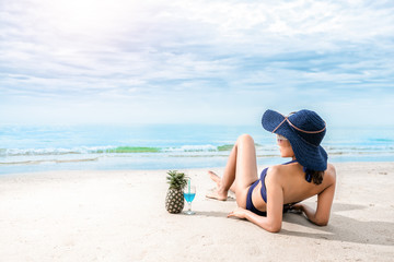 Fototapeta na wymiar Sexy woman in the blue bikini on beach