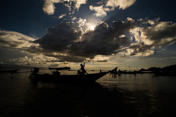 Fototapeta na wymiar boatman punting the boat Silhouette tone with sunlight
