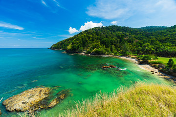 Obraz premium Summer seascape view with clear sea, green forest and blue sky on koh Lanta island in Thailand.