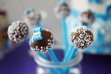 Delicious wedding, birthday or Valentin's day cake pops in white and blue