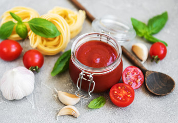 Tomato sauce in a jar