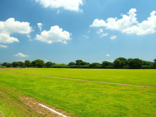 グラウンドのある河川敷風景
