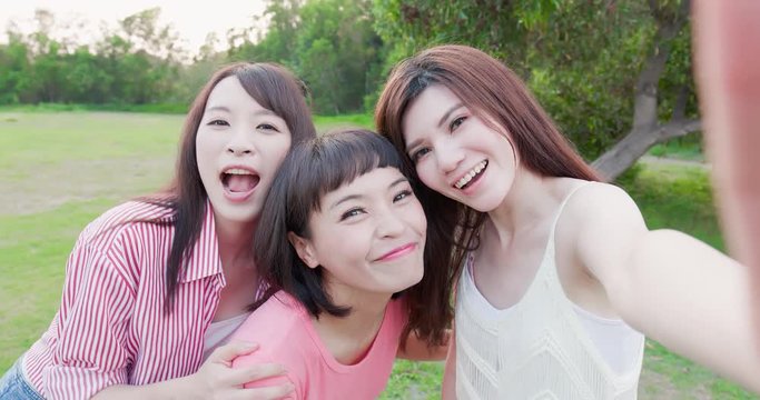 three bestie selfie happily