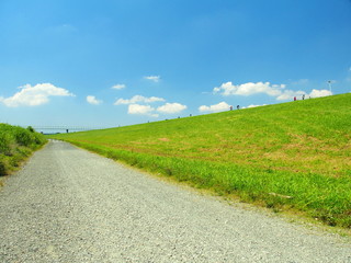 マラソン大会のある土手風景