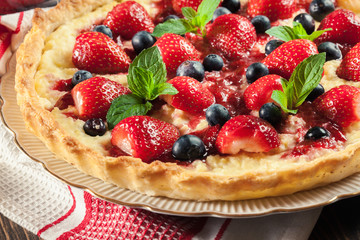 Tart with curd cheese, strawberries and blueberries