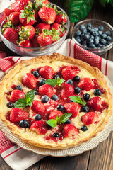 Tart with curd cheese, strawberries and blueberries