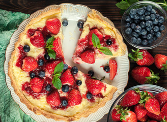 Tart with curd cheese, strawberries and blueberries