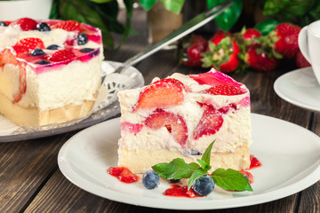 Cheesecake with strawberries, blueberry and jelly