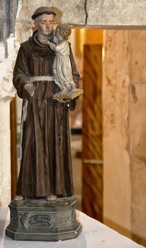 Statue de Saint-Antoine de Padoue dans la chapelle des Minimes &agrave; Montmerle-sur-Sa&ocirc;ne, Ain, France