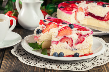 Cheesecake with strawberries, blueberry and jelly