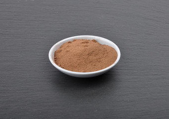 Schale mit Kakao auf Schiefer